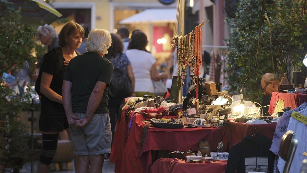 Quella di venerdì è stata giocoforza l’ultima serata di eventi all’aperto. Prosegue invece anche oggi la mostra dell’antiquariato alla Fortezza.