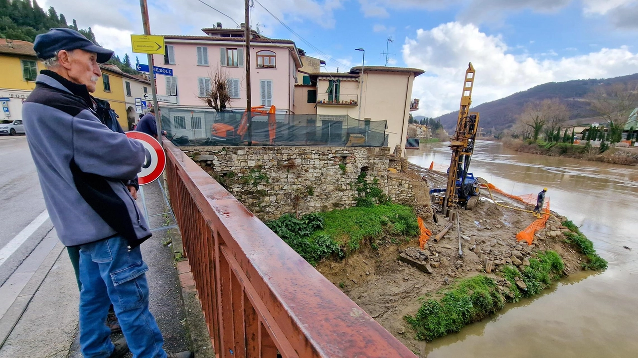 Il cantiere della passerella ciclo-pedonale fra Compiobbi e Vallina a Fiesole resta fermo. Casini chiede chiarezza sulla ripresa dei lavori e sui costi aggiuntivi.