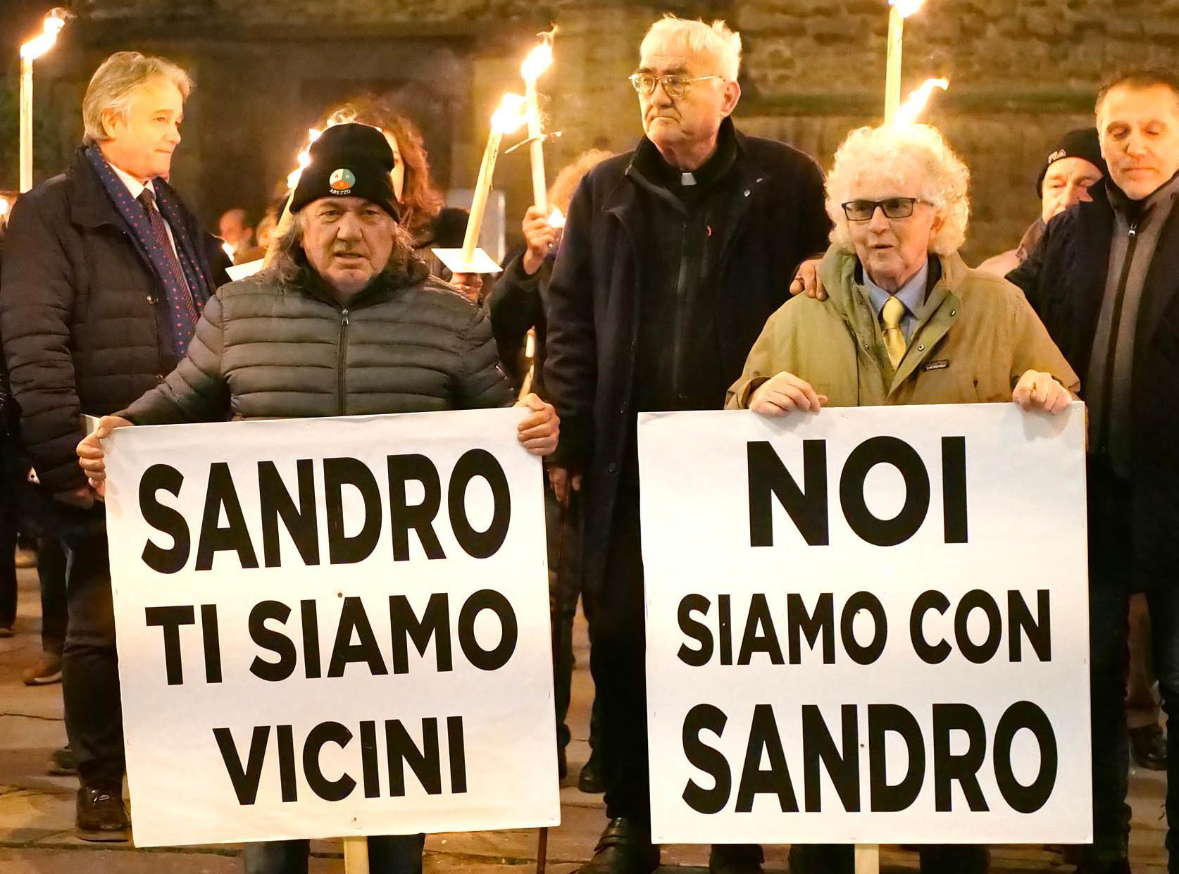 "Siamo in piazza con Mugnai". La fiaccolata dei cento amici. In testa don Natale e la Lega