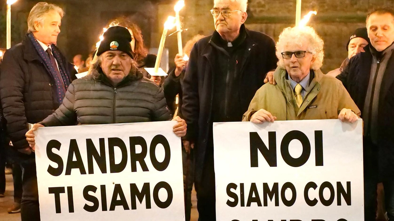 Sostegno all’artigiano, a processo per aver ucciso il vicino che gli distruggeva casa con la ruspa. La marcia dalla piazza del Comune fino a San Francesco con tanto di cartelli di solidarietà.