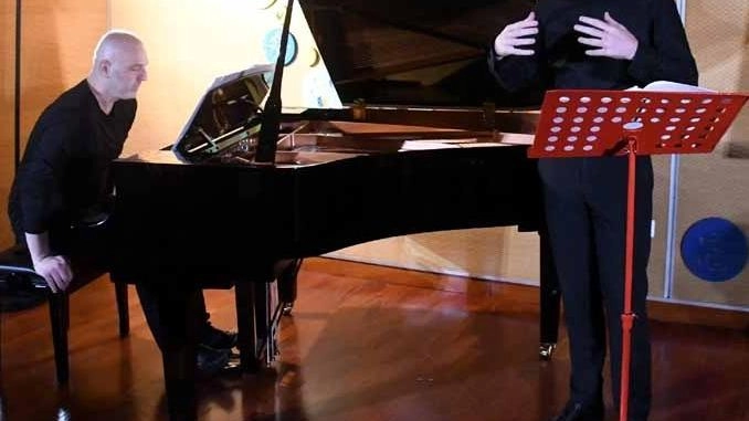 Successo al Noa del recital del baritono Gianandrea Navacchia e del pianista Marco Santhià per i pazienti dell’Oncologia