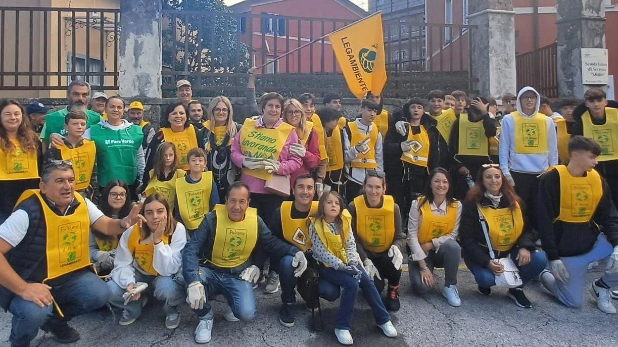 Manifestazione Puliamo il mondo a Serra e Vezza: studenti, cittadini e associazioni unite per la cura dell'ambiente. Coinvolgimento del Comune e apprezzamento degli assessori.