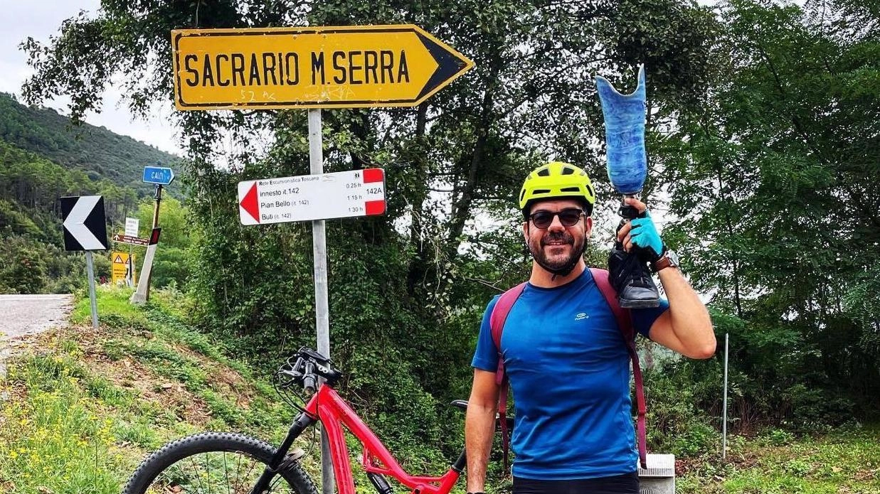 Alessio Bottaini, assistente sociale, pedala da Firenze a Calci per celebrare la vita dopo un grave incidente. Riscatto personale e elogio alla sanità pubblica.