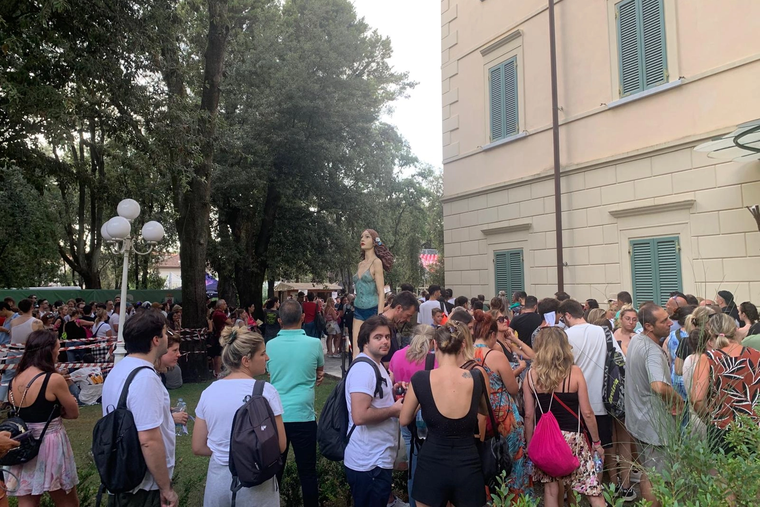 La coda per Annalisa a Villa Bertelli, Forte dei Marmi (Foto Umicini)