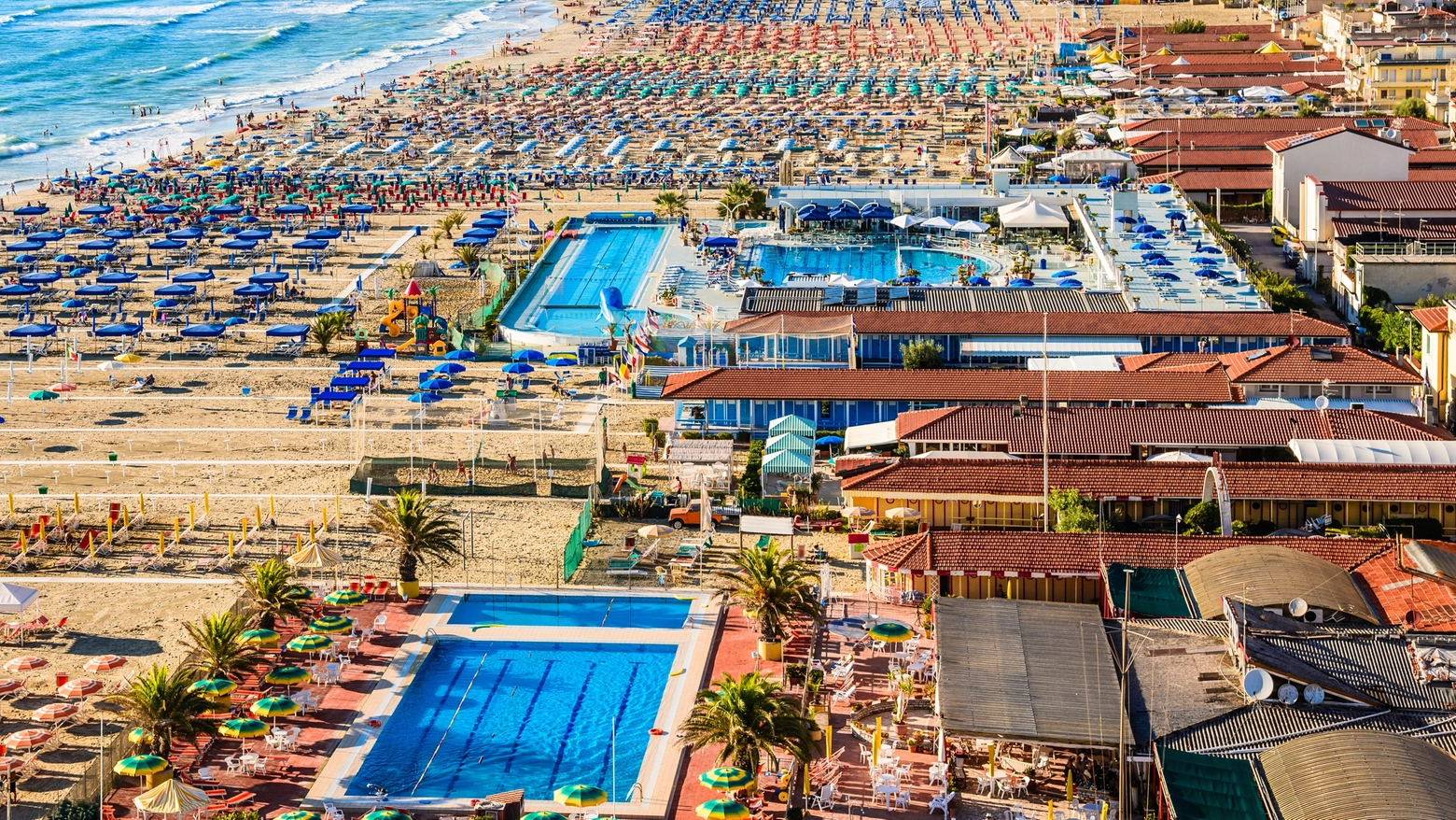 Una panoramica del litorale di Viareggio che offre acque limpide, spiagge confortevoli