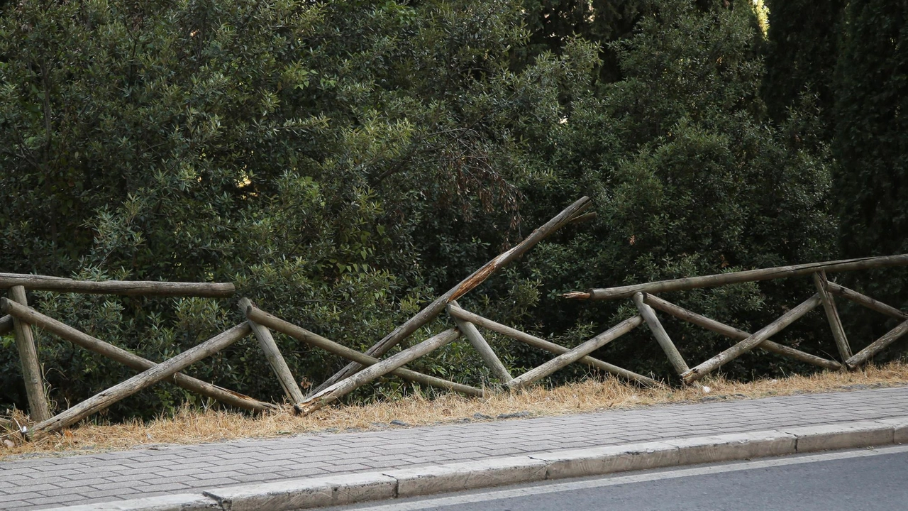 La staccionata è divelta. Non c’è più protezione. Pali appuntiti come armi .