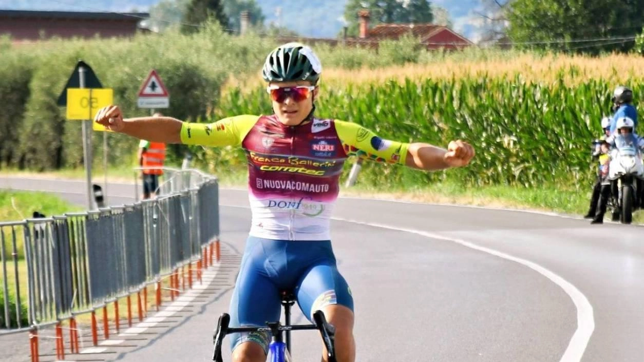 Sopra, l’arrivo vittorioso di Cozzani, sotto un’immagine del Giro della Lunigiana