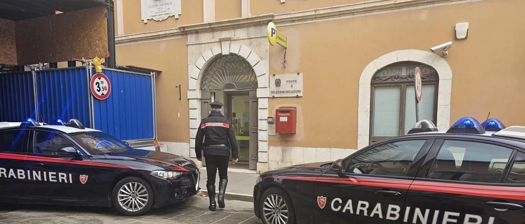 Minaccia il figlio con l'ascia e si avventa contro i carabinieri: arrestato