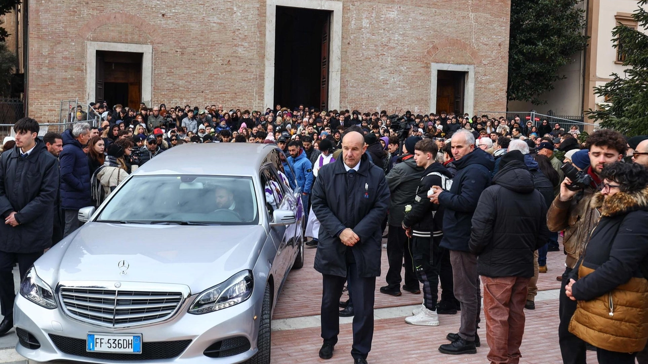 Bara bianca, striscioni e palloncini: in centinaia a Certaldo per l’ultimo saluto al 17enne. I carabinieri sedano la zuffa. Ma le minacce tra un rivale e il gruppo del giovane fanno male.