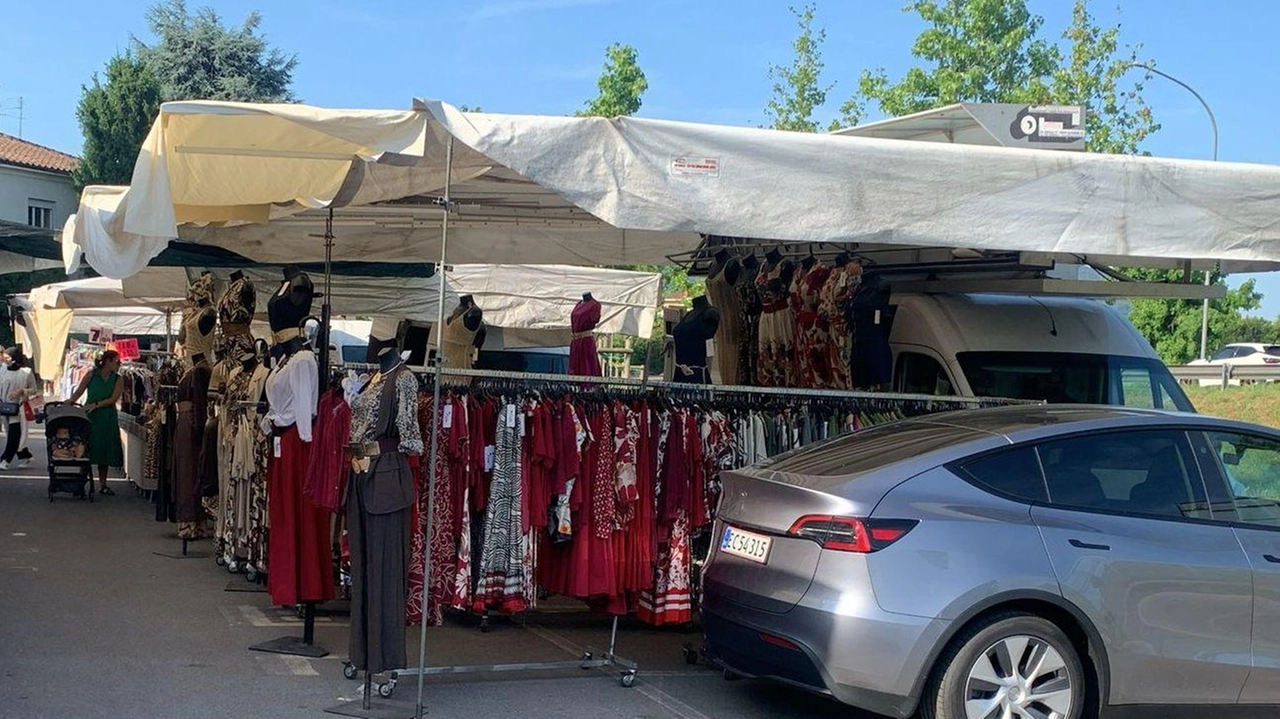 Una delle auto in sosta negli spazi degli ambulanti in piazzale Don Baroni