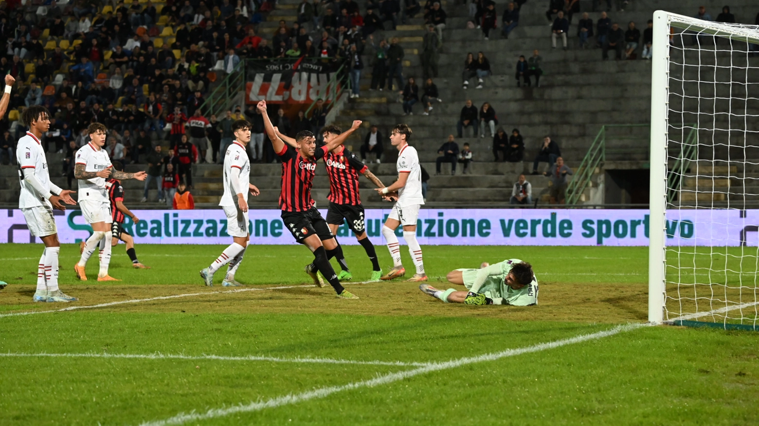 L'esultanza per il gol lucchese (Alcide)