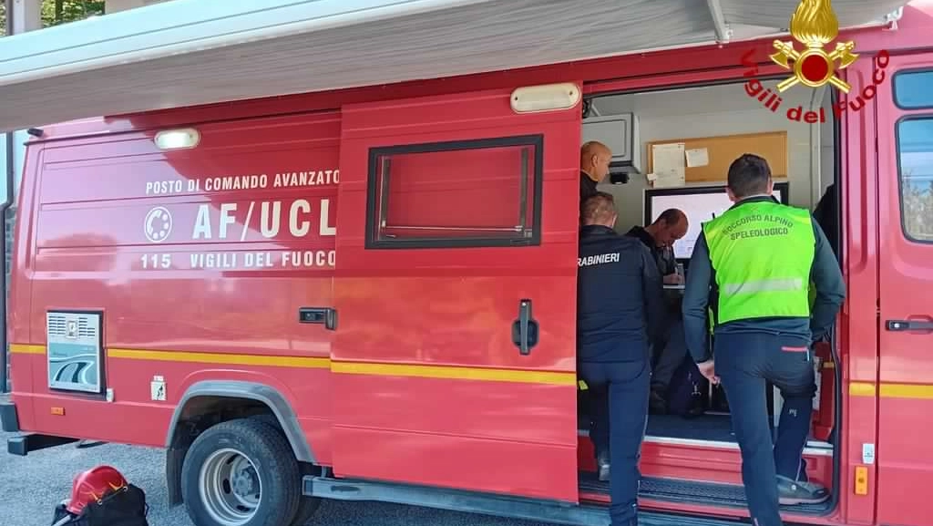 I vigili del fuoco impegnati nella ricerca dell'uomo disperso nei boschi