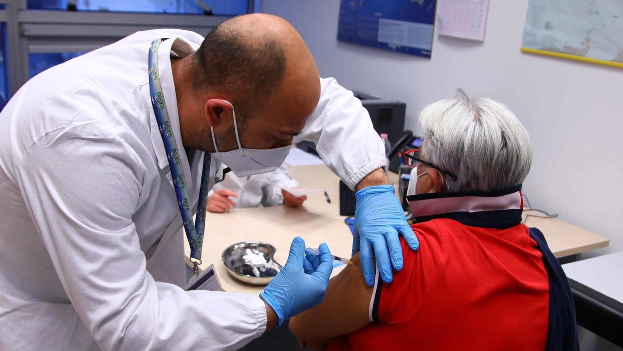 In Toscana inizia la campagna di vaccinazione contro l'influenza e il Covid nelle Rsa, con dosi ad alte concentrazioni per anziani e residenti. La somministrazione si estenderà presto a tutti i territori aziendali.