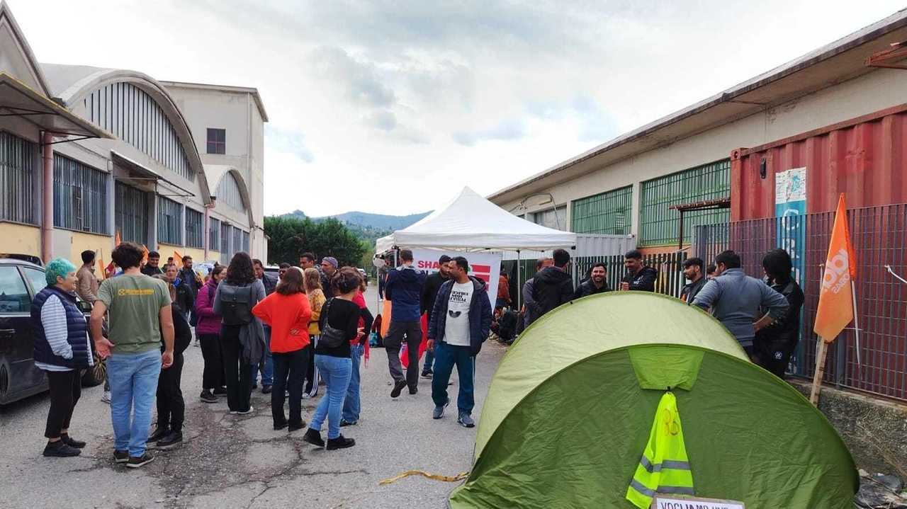 L’allestimento di uno dei picchetti di fronte ad una delle aziende in cui è in corso da ieri lo stato di agitazione dei lavoratori