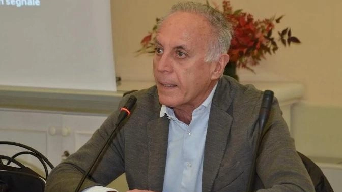 Il presidente degli albergatori di Forte dei Marmi, Paolo Corchia, sottolinea le sfide del settore turistico, evidenziando la necessità di valorizzare le professionalità e affrontare la disaffezione dei giovani al lavoro nel turismo. Propone soluzioni come la formazione e la collaborazione con scuole alberghiere straniere.