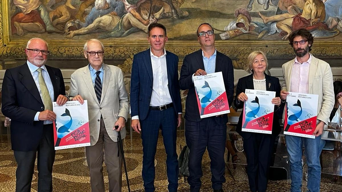 Il sindaco Michele Conti, l’assessore Filippo Bedini e gli organizzatori del «Pisa Book Festival»