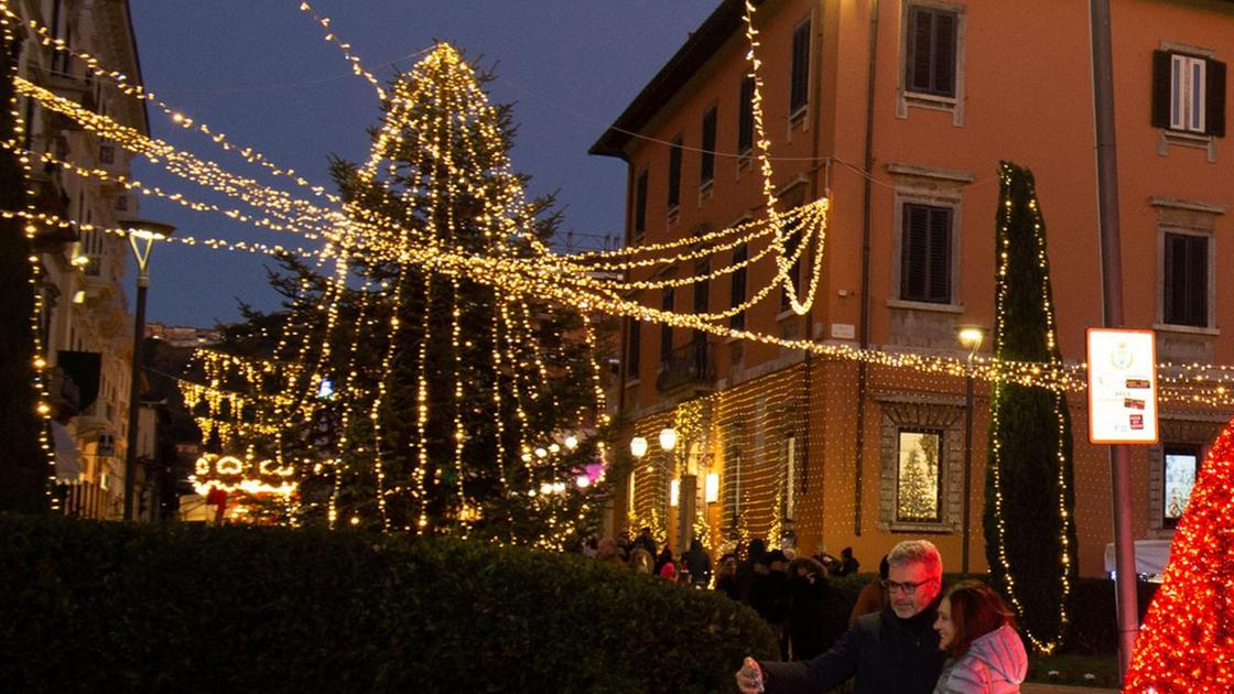 Un centro scintillante. La città si è illuminata sulle note del Gospel