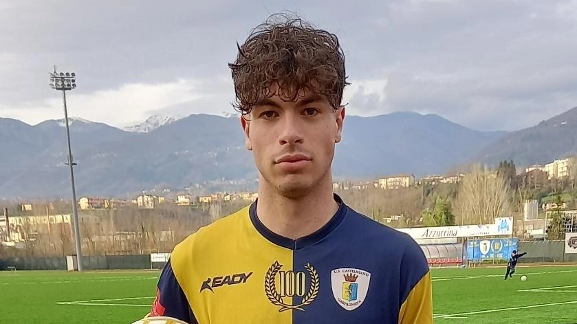 Il centravanti Gianluca Camaiani conferma la sua permanenza nel Castelnuovo, nonostante le voci di un possibile trasferimento. Con 13 reti nella scorsa stagione, è diventato un punto di riferimento per la squadra e i suoi tifosi.