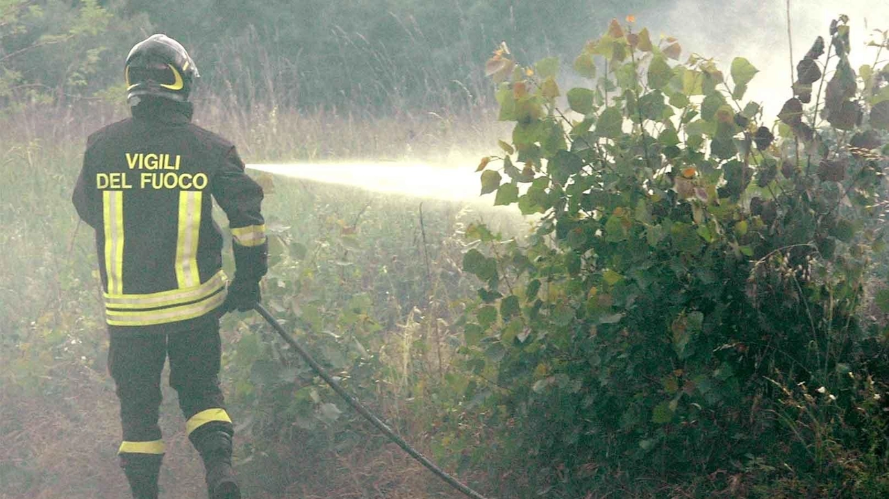 Incendio a Lastra a Signa in un campo con 4mila pannelli solari. Intervento dei vigili del fuoco per spegnere le fiamme. Situazione sotto controllo, ma il rischio incendi resta alto.