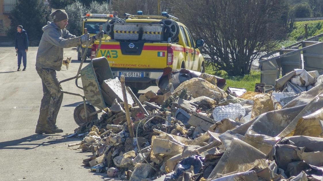 Situazione ancora molto complicata in diversi centri della provincia come Rufina travolta in più punti dalle acque della Sieve