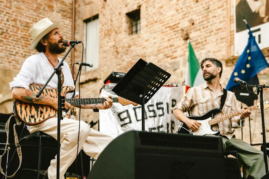 ovanotti sul palco della rassegna di Casole d’Elsa, nel Senese. Ad accompagnarlo alla chitarra Adriano Viterbini dei Bud Spencer Blues Explosion. Sotto, un momento conviviale della festa e la grande partecipazione di pubblico al concerto