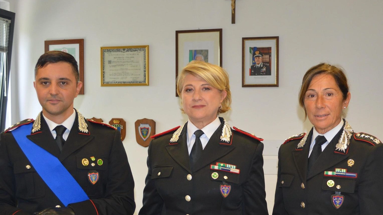 Il Generale Gagliardi visita il Gruppo Carabinieri Forestale di Siena, sottolineando l'importanza del controllo del territorio per la protezione dell'ambiente. Presentato il nuovo Comandante del Nipaf, Luigi Melfi, con un background accademico e professionale di rilievo.