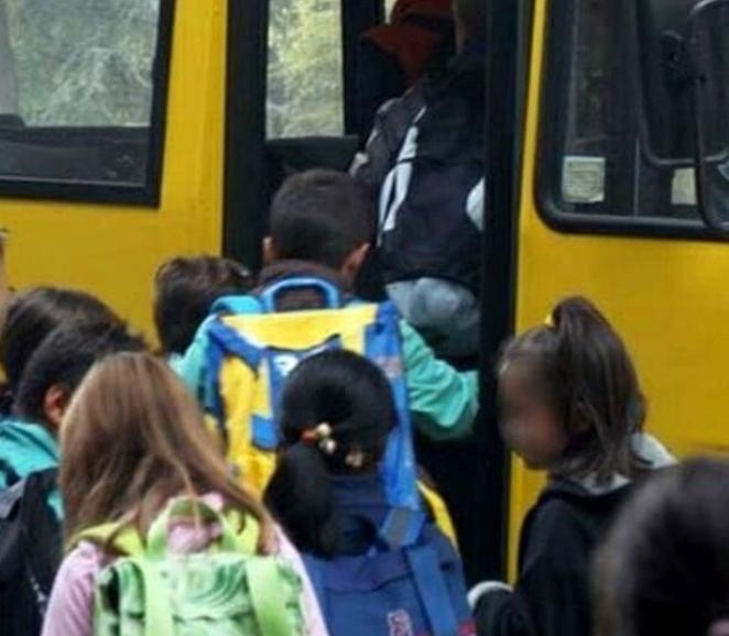 Indisciplinati e aggressivi sullo scuolabus. Sotto sorveglianza gli alunni della primaria