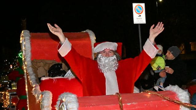 Babbo Natale a Paperino, arriva la slitta con i doni per i bambini