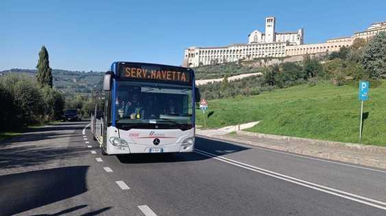 Assisi invasa dai turisti. Navette gratuite in azione