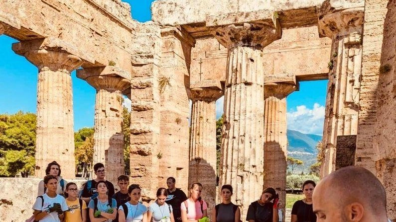 I ragazzi dell’istituto Parentucelli-Arzelà coinvolti in visite guidate ma anche in attività di pulizia al Tempio di Nettuno e su una strada romana.