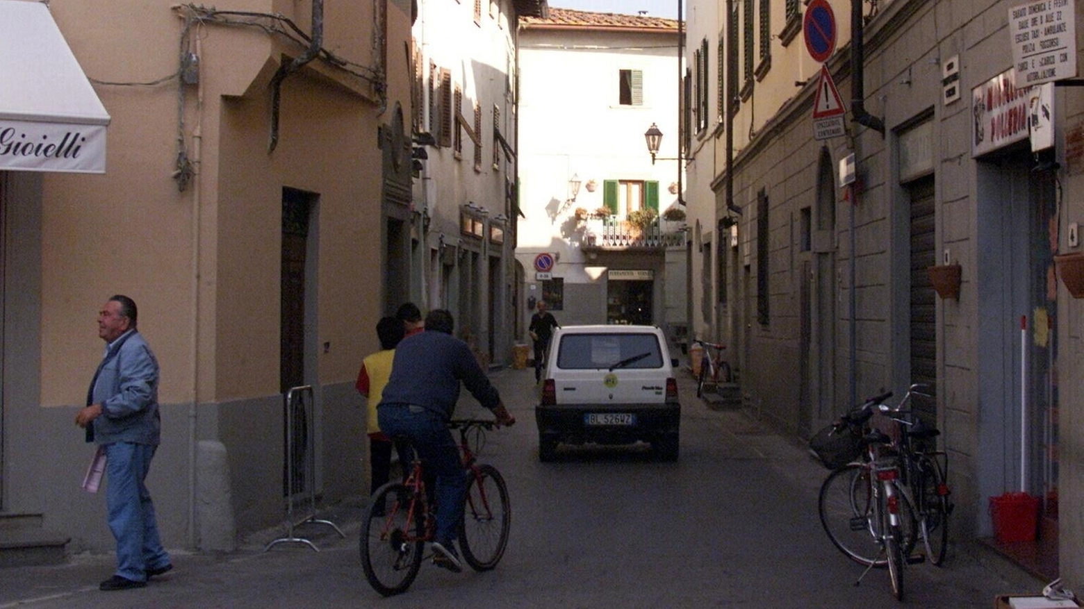 Fondi in affitto vuoti, il Comune paga lo stesso. Scoppia la polemica: "Sprecati soldi pubblici"