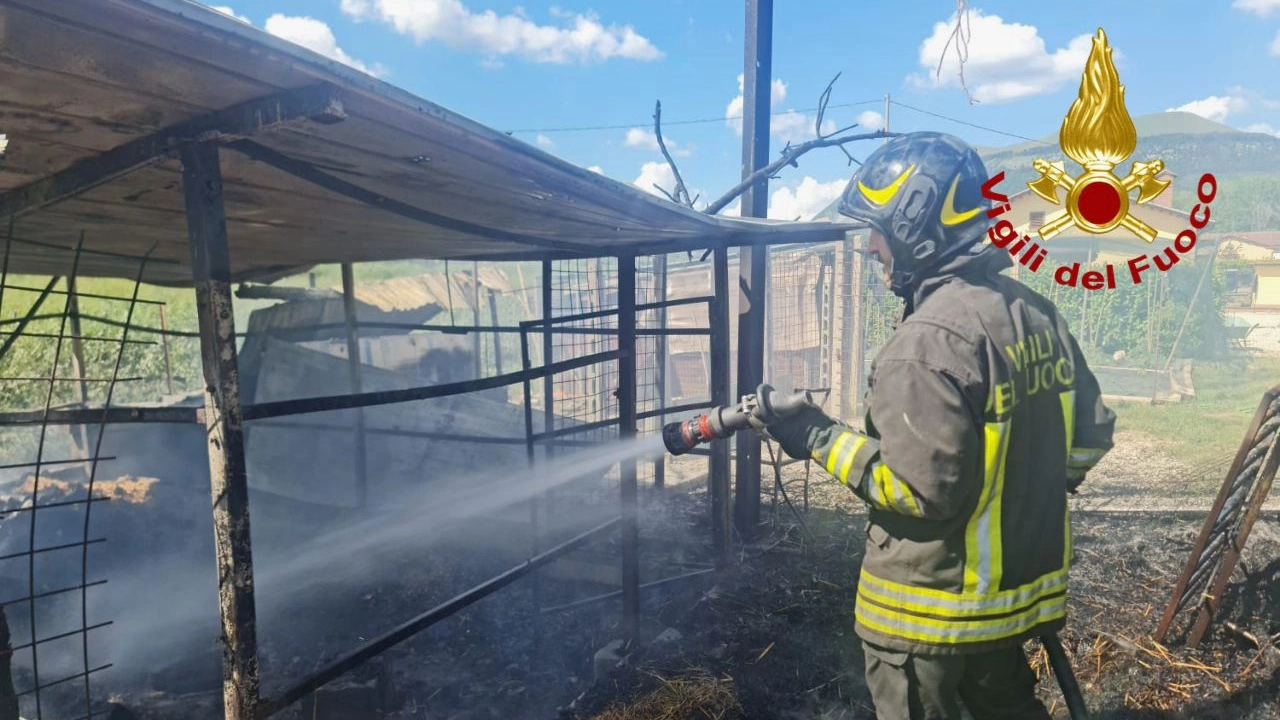 Le fasi di spegnimento dell'incendio nelle strutture agricole