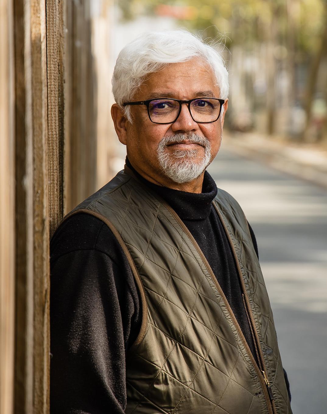 Toscana dei lettori Amitav Ghosh in città con ’Fumo e ceneri’