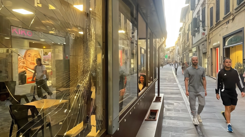 Aggressione in centro. Spunta un coltello. Un ferito, terrore  e danni a una pizzeria