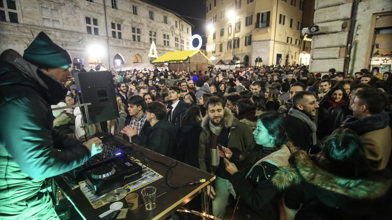 Postazioni vicino alla pista di pattinaggio in corso Vannucci con la disco dance. Sonorità elettroniche, afro-beat e ritmi esotici tra via Mazzini e piazza Matteotti.