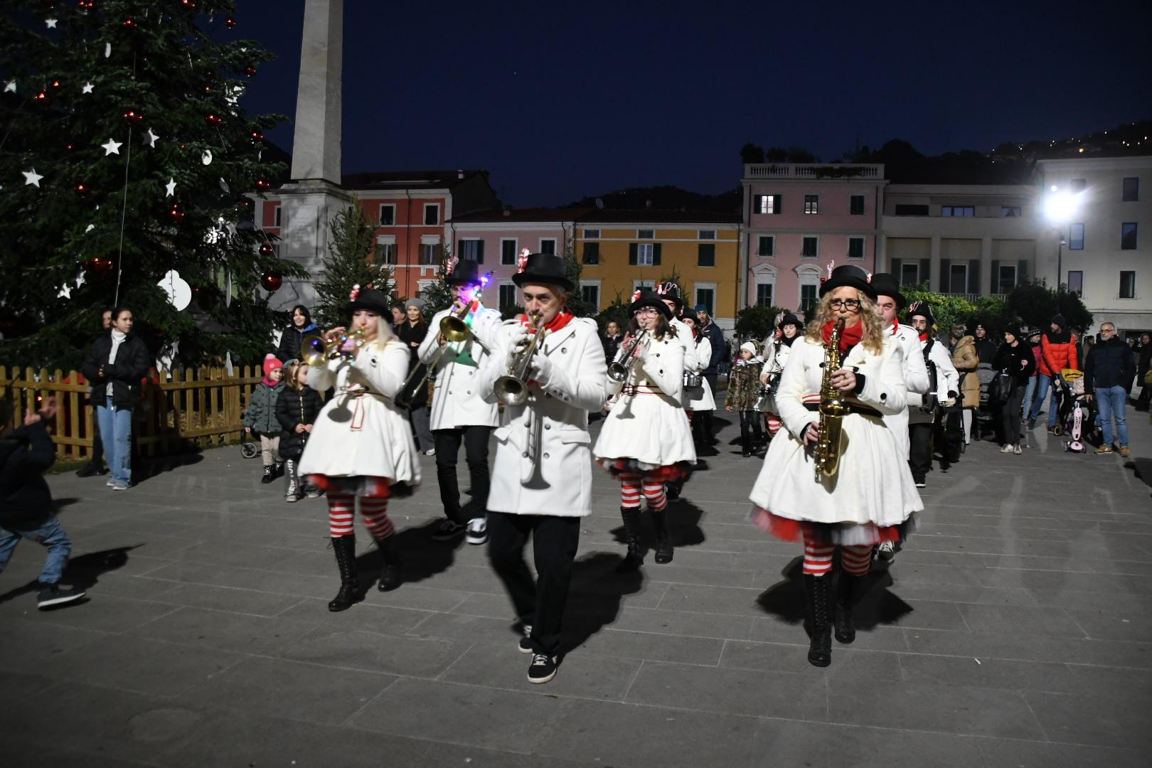 L’atmosfera del Natale: accese le luminarie. Il messaggio del Vescovo