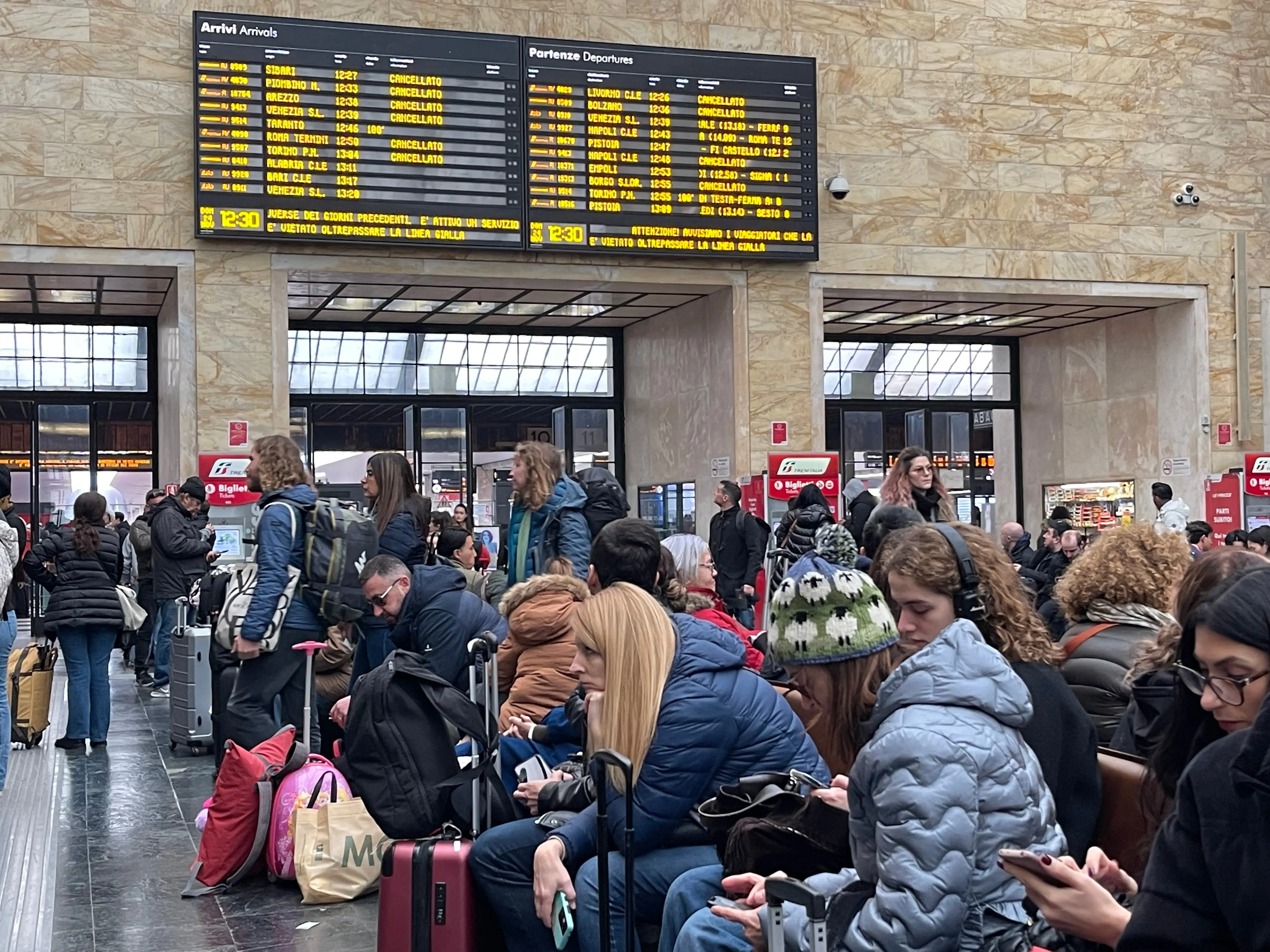 Oltre 100 treni cancellati, stazioni nel caos. Sciopero 13 dicembre, disagi in Toscana