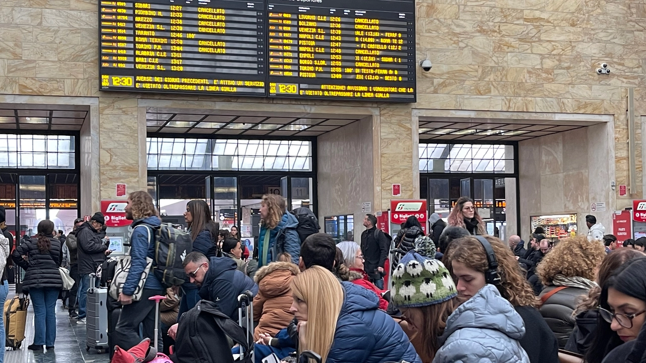 Oltre 100 treni cancellati, stazioni nel caos. Sciopero 13 dicembre, disagi in Toscana