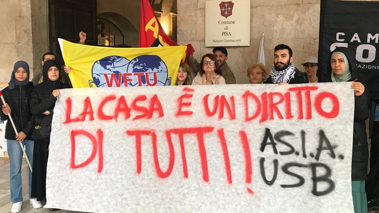 La protesta organizzata ieri sotto le logge del Comune dal sindacato dell’As.ia-Usb con Elisa Bambini