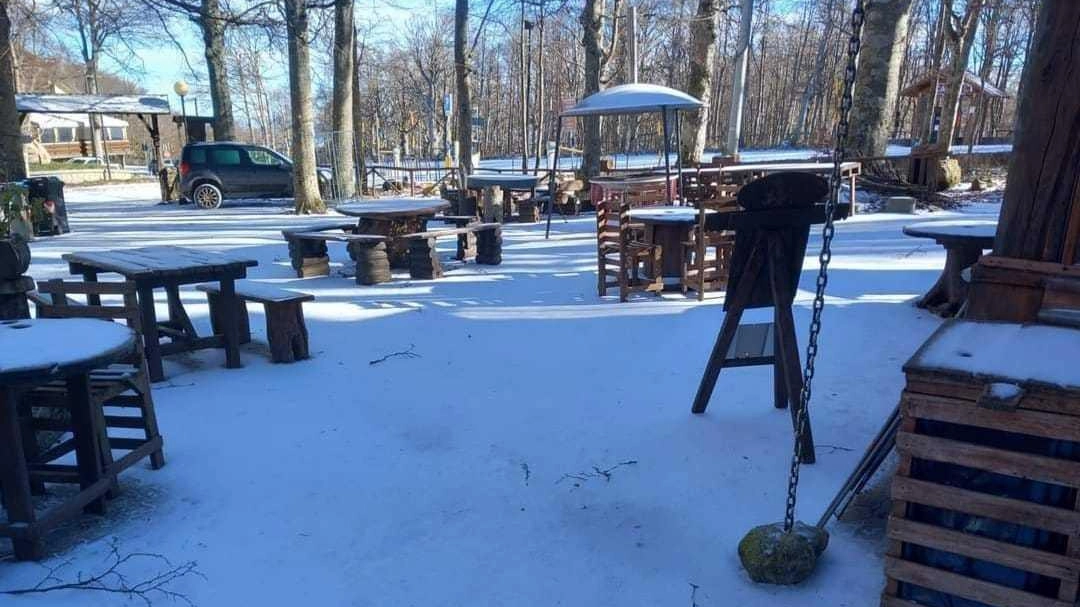 Nella foto di ’Bar I’ pianese’ tratta da Facebook, la prima neve sull’Amiata