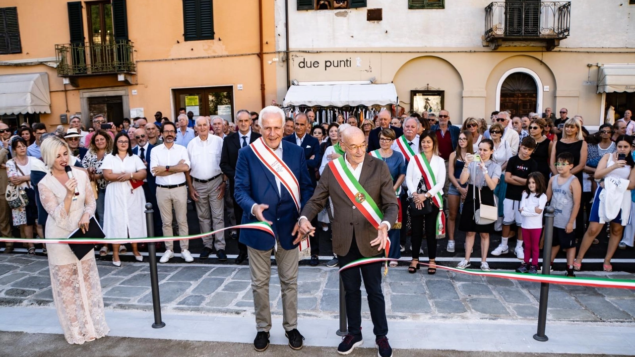 Il momento del taglio del nastro per la rinnovata piazza Jean Varraud di Bagni di Lucca, con il presidente della Toscana Giani e il sindaco (Foto Borghesi)