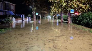 “Dobbiamo buttare via tutto”. Nubifragio a Cecina, disastro di acqua e fango