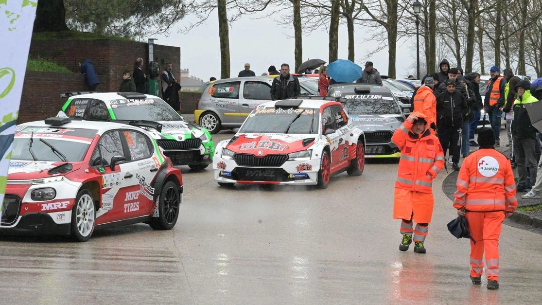 Nella foto «Alcide», un momento del transito delle auto, dirette al «Caffè delle Mura»