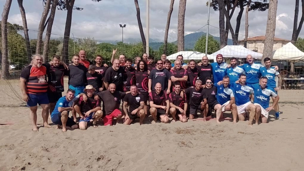 La seconda edizione del "Beach Rugby" a Massa ha visto la partecipazione di under, senior e formazioni giovanili. L'evento, organizzato dalla "Apuani Rugby", promuove l'attività sportiva e l'inclusione, nonostante le sfide legate alla mancanza di una struttura stabile. Il presidente del club sottolinea l'importanza educativa di questo sport.