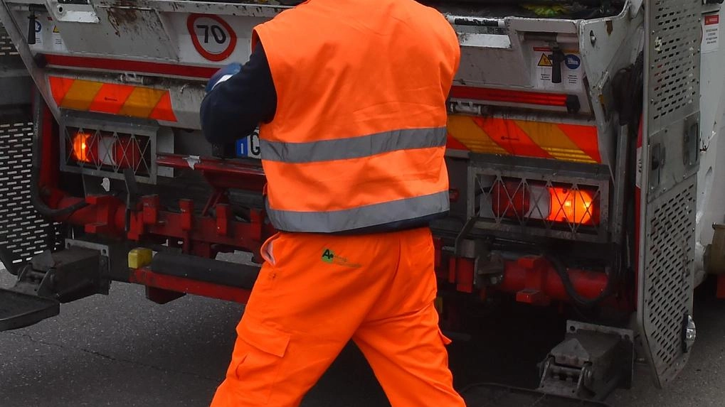 Rifiuti, l’attacco di Tuzza: "Bollette aumentate del 3,29%. Formula del servizio da rivedere"