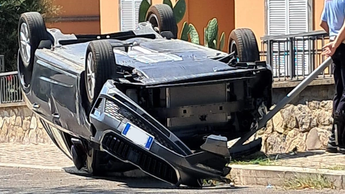 L'auto ribaltata nell'incidente