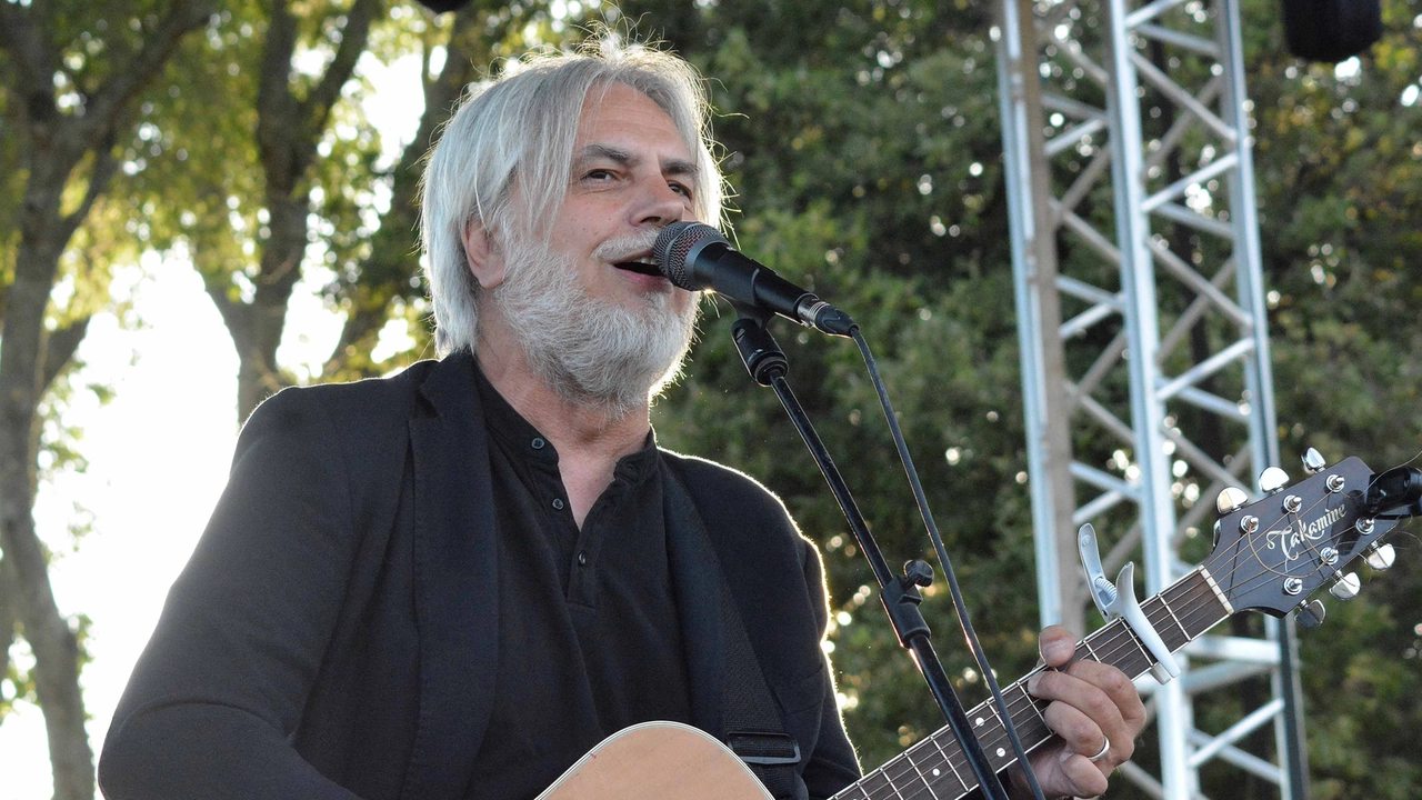 Paolo Benvegnù durante un'esibizione ad Arezzo, città a cui era molto legato. Qui si esibisce nel concerto del 14 luglio 2024 all'alba (Foto Falsetti)