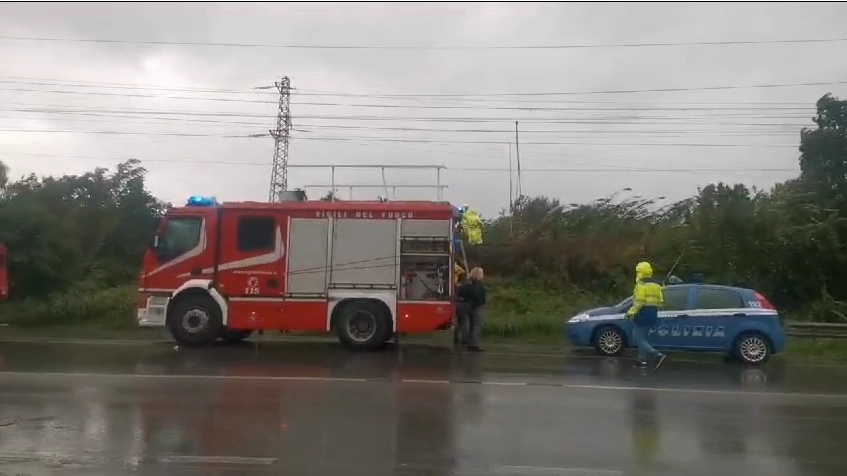 L’incendio è scoppiato sulla motrice di un convoglio merci che stava transitando in provincia di Massa-Carrara