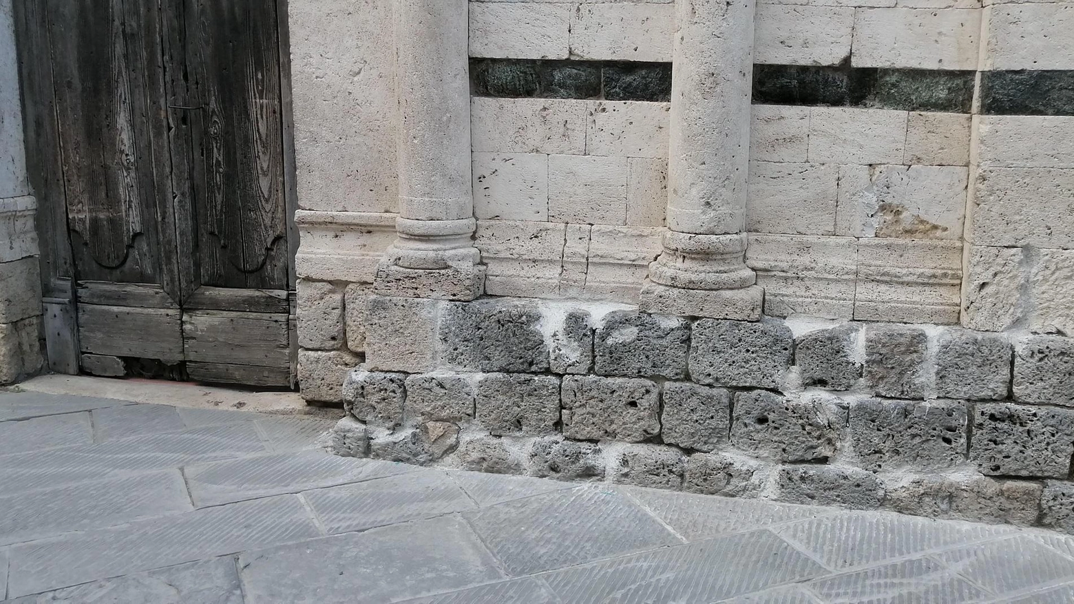 San Francesco. Lo stucco rovina l’ex chiesa