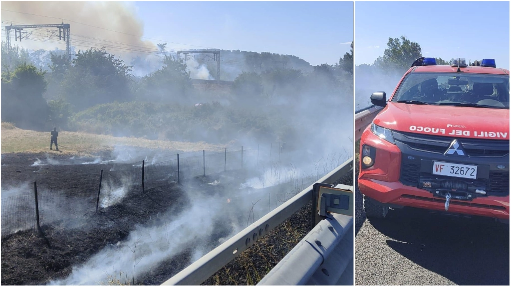 I vigili del fuoco nei pressi del campo dove è scoppiato il rogo. Sono intervenuti anche i volontari della Protezione Civile